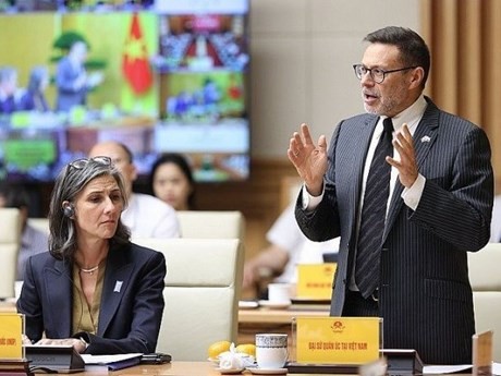 L’ambassadeur australien au Vietnam, Andrew Goledzinowski (debout). Photo: Ambassade d’Australie au Vietnam