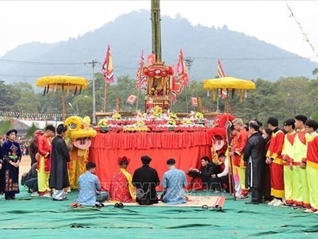 Le rite de remerciement au Ciel et à la Terre lors de la fête de "Lông tông". Photo : VNA.
