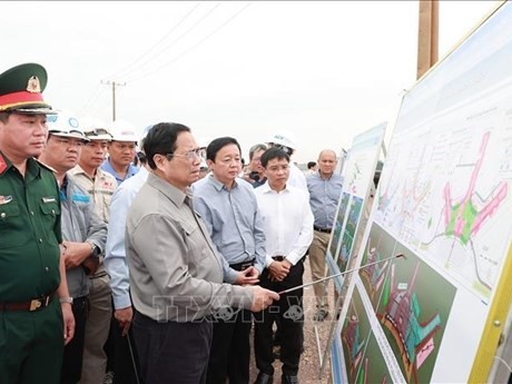 Le Premier ministre Pham Minh Chinh sur le chantier du projet d’aéroport international de Long Thành, à Dông Nai, le 29 janvier. Photo : VNA.