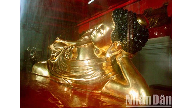 La statue du roi Trân Nhân Tông, le premier patriarche de l'école Truc Lâm Zen à la pagode Phô Minh dans la province de Nam Dinh. Photo : NDEL