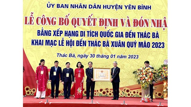 Lors de la cérémonie de remise du certificat reconnaissant le temple Thac Bà en tant que vestige national. Photo : NDEL. 