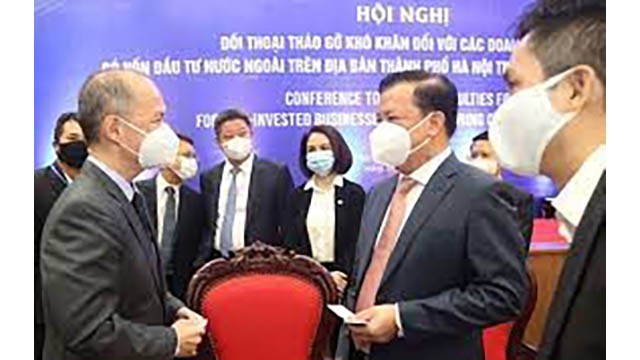 Le secrétaire du Comité du Parti de Hanoï, Dinh Tiên Dung, rencontre des investisseurs étrangers. Photo : NDEL.