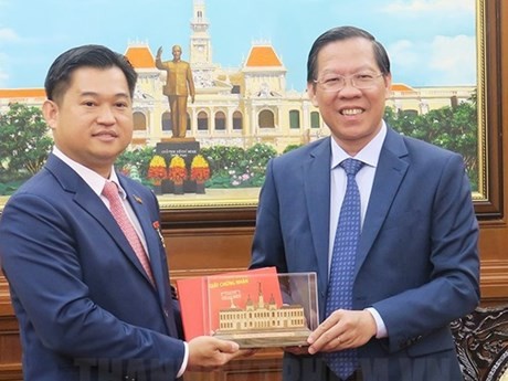 Le président du Comité populaire de Ho Chi Minh-Ville Phan Van Mai (droite) et le consul général du Cambodge Sok Dareth. Photo : VNA