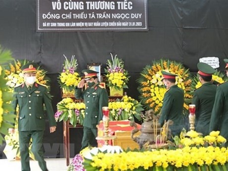 Des délégations rendent un dernier hommage au commandant Trân Ngoc Duy. Photo : VNA.