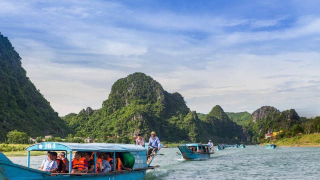 Andrew a également vécu une nouvelle expérience sur le chemin du retour lorsqu'il a choisi de traverser la rivière sur une barque. Photo : Toquoc.vn