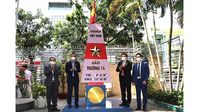 Lê Hông Quân présente le modèle de la borne de souveraineté sur la mer et les îles au Comité des Vietnamiens à l'étranger de Hô Chi Minh Ville. Photo : baoquocte.vn
