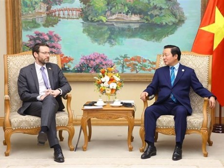  Le Vice-Premier ministre Trân Hông Hà (à droit) et l'ambassadeur du Royaume-Uni au Vietnam Iain Frew. Photo : VNA.