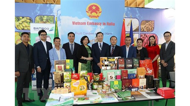 L'ambassadeur du Vietnam en Italie, Duong Hai Hung, et des représentants d'entreprises participent à Macfrut 2022. Photo : VNA.
