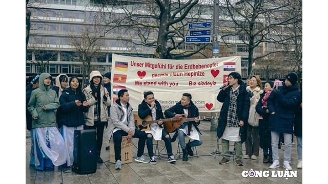 Les jeunes de l'Association des Étudiants infirmiers du Vietnam en Allemagne ont donné des spectacles musicaux pour collecter des fonds en faveur des victimes des séismes survenus récemment en Turquie et en Syrie. Photo: NVCC
