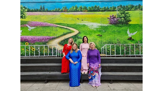 Des enseignantes russes venues de différentes villes se réunissent à Hanoï pour prendre des belles photos en « áo dài » traditionnel vietnamien. Photo : thoidai.vn