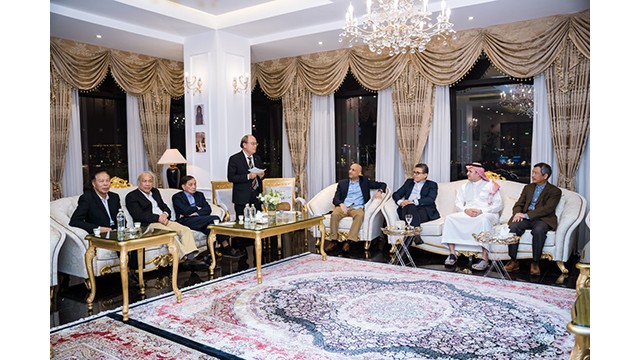 Une rencontre et un échange avec d'anciens ambassadeurs vietnamiens dans les pays arabes et ambassadeurs arabes au Vietnam. Photo : thoidai.com.vn
