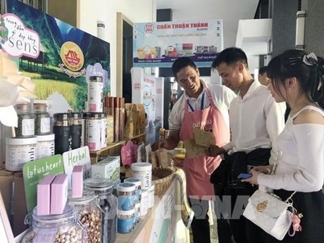 Les consommateurs s'intéressent aux produits vietnamiens de haute qualité. Photo : VNA.
