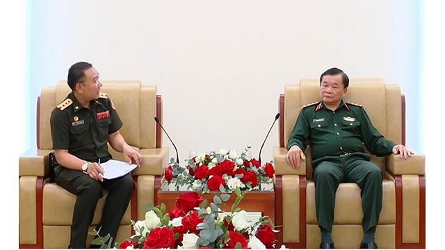 Le général de corps d'armée Hoàng Xuân Chiên, vice-ministre vietnamien de la Défense (à droite) et le colonel Vongxay Inthakham, attaché de défense du Laos au Vietnam (à gauche). Photo : PCV.