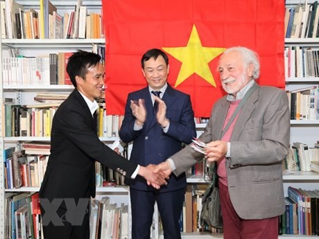 Renato Darsie (à droite) accorde le droit d'utiliser la Maison de la culture vietnamienne aux représentants des étudiants vietnamiens en mai 2022. Photo : VNA.
