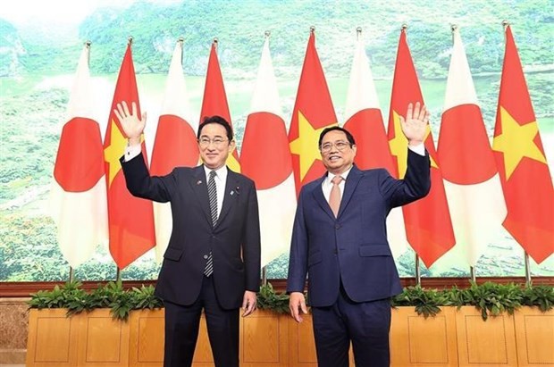 Le Premier ministre vietnamien, Pham Minh Chinh (à droite), et son homologue japonais, Kishida Fumio. Photo : VNA.