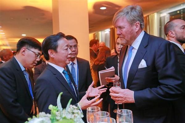 Le Vice-Premier ministre Trân Hông Hà (à gauche) et le Roi des Pays-Bas Willem-Alexander Claus George Ferdinand. Photo : VNA.