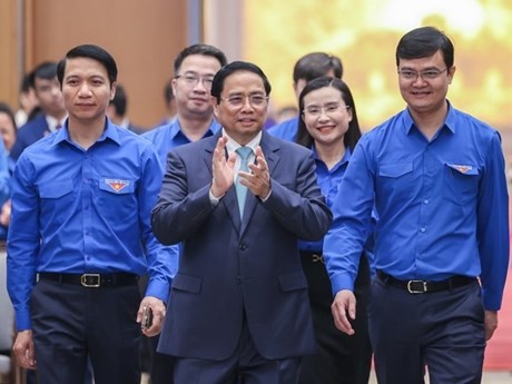 Le Premier ministre vietnamien, Pham Minh Chinh (au centre) lors du dialogue avec la jeunesse, le 22 mars. Photo : VGP.
