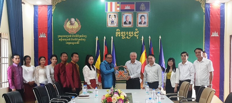 Des représentants des Service de la Culture et des Arts de la province cambodgienne de Mondulkiri présentent un cadeau de souvenir à la délégation du Service de la Culture, des Sports et du Tourisme de la province de Dak Lak. Photo: daklak.gov.vn