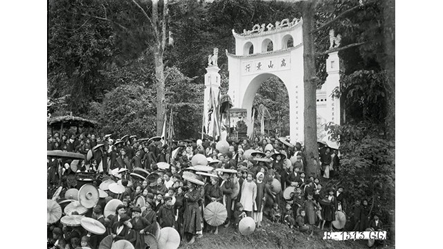 Scènes de dignitaires et d’habitants participant au rite de procession du palanquin par la porte principale du Temple Hùng. Photo : kienthuc.net.vn