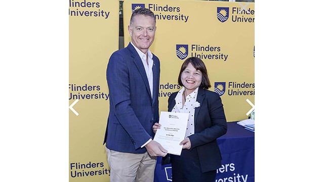 La docteure Ngô Tuyêt Mai reçoitle prix d'excellence en enseignement à l'université Flinders. Photo : Tuyêt Mai.