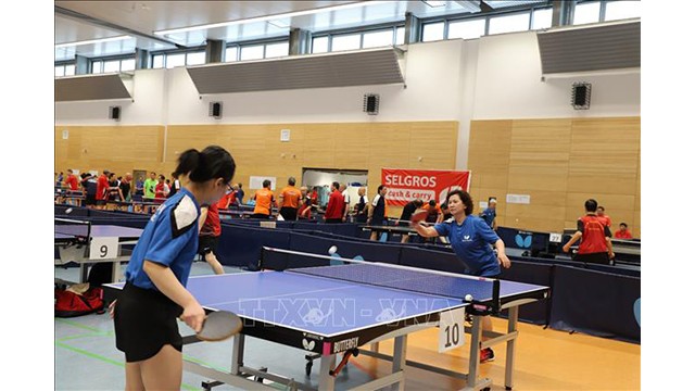 Les athlètes participent au « Tournoi d’amitié de tennis de table de Berlin ». Photo : VNA.