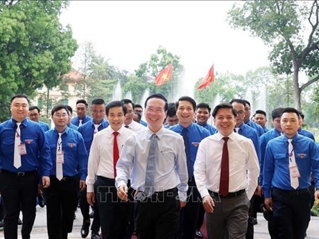 Le Président du Vietnam, Vo Van Thuong (au centre), et des jeunes exemplaires. Photo : VNA.