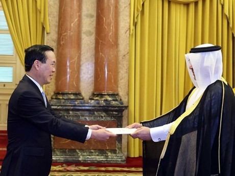 Le Président vietnamien, Vo Van Thuong, (à gauche) et l’ambassadeur qatari, Khaled Ali Abdoullah Abel. Photo : VNA.