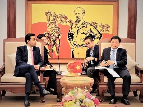 Le ministre des Transports Nguyên Van Thang (à droite) et le directeur général de Adani Ports and Special Economic Zones (APSEZ) Karan Adanin. Photo: VNA