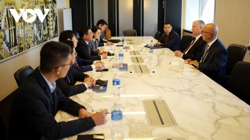 Le ministre vietnamien de l'Industrie et du Commerce, Nguyên Hông Diên, travaille avec Steve Biegun, vice-président de Boeing. Photo : VOV.