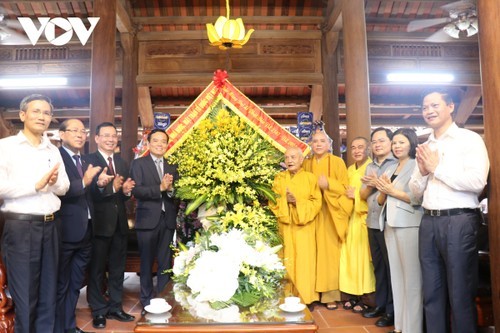 Le Vice-Premier ministre vietnamien, Trân Luu Quang (quatrième, à gauche) à la pagode de Hàm Long (ville de Bac Ninh). Photo : VOV.