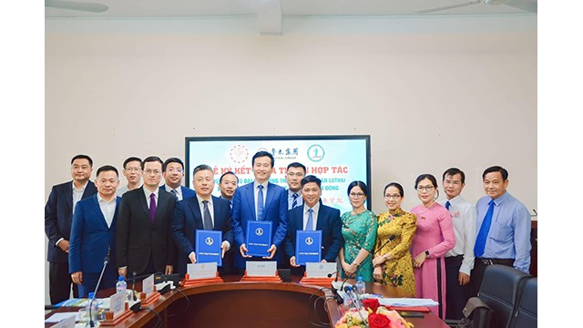 Signature de l'accord de coopération stratégique signé par l'Université de Dông Thap, le Groupe Lu Thai et l'Académie des sciences et technologies du Shandong de Chine. Photo : Consulat général de la Chine à Hô Chi Minh-Ville.