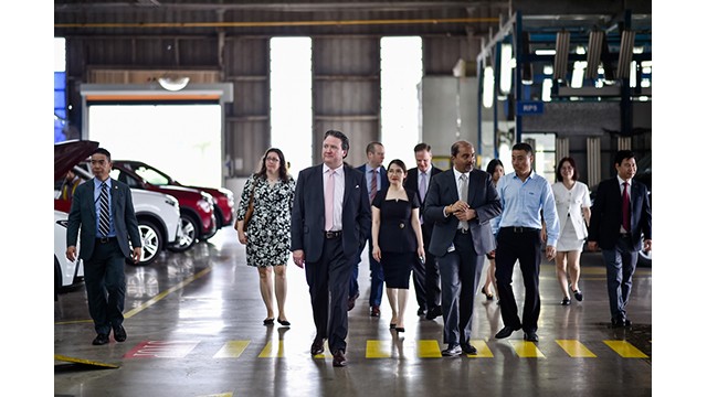 L'ambassadeur des États-Unis au Vietnam, Marc Knapper, rend visite à l'usine Ford Hai Duong. Photo : VOV. 