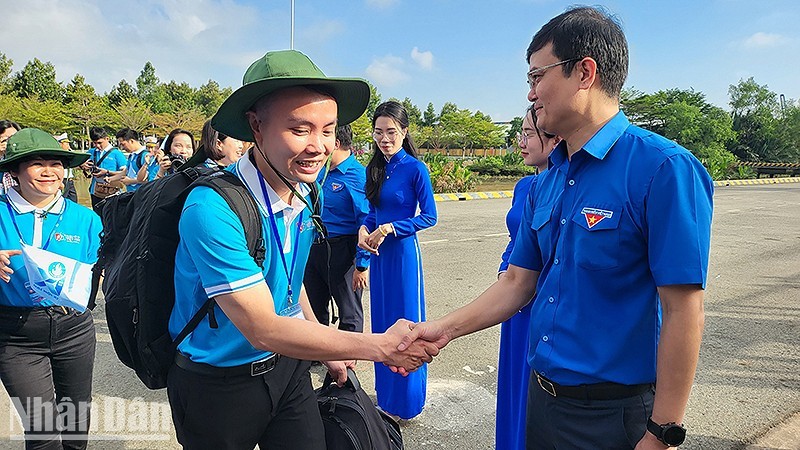 Le premier secrétaire du Comité central de l'Union de la Jeunesse communiste Hô Chi Minh, Bùi Quang Huy, souhaite bon voyage à la délégation des étudiants au port de Cat Lai. Photo : NDEL. 