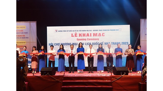 Les délégués coupent le ruban d'inauguration de la foire internationale du commerce et du tourisme de Nha Trang 2023. Photo : conthuong.com.vn 
