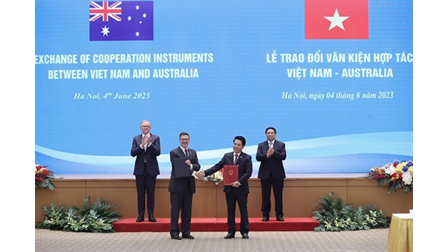 La remise d'un mémorandum de coopération entre la Banque d’État du Vietnam et le Centre australien d’analyse et de rapport des transactions en présence du Premier ministre vietnamien, Pham Minh Chinh et son homologue australien, Anthony Albanese. Photo : tapchinganhang.gov.vn