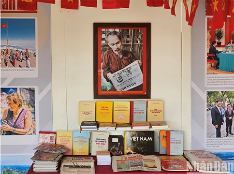 Les livres et publications sur le Président Hô Chi Minh, le Parti communiste du Vietnam, l'œuvre du "Dôi moi" (Renouveau) et de l'intégration internationale sont exposés à la Fête de l'Humanité. Photo: NDEL