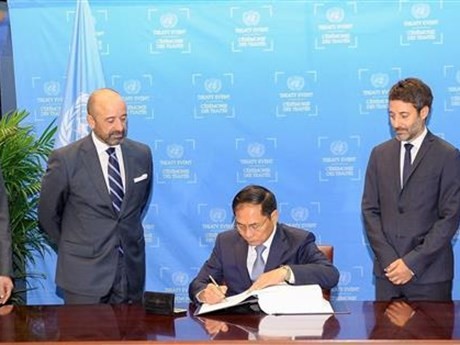 Le ministre des Affaires étrangères Bui Thanh Son signe le 20 septembre (heure locale) à New York l’Accord portant sur la conservation et l'utilisation durable de la diversité biologique marine des zones ne relevant pas de la juridiction nationale. Photo : VNA.