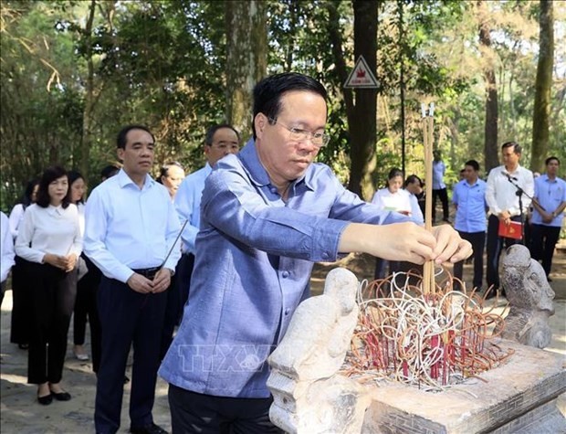 Le Président Vo Van Thuong offre de l'encens en hommage au Président Hô Chi Minh. Photo : VNA.