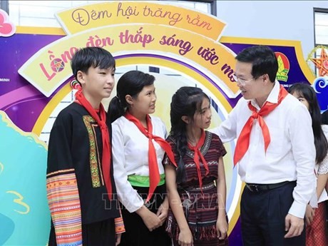 Le Président Vo Van Thuong et des enfants de la province de Binh Phuoc. Photo : VNA.