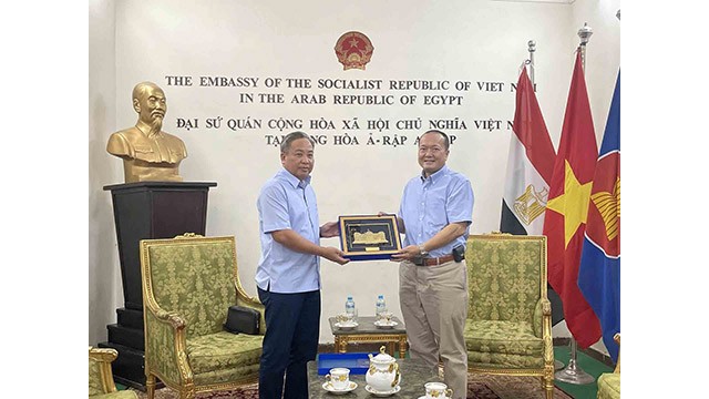 L'ambassadeur du Vietnam en Égypte Nguyên Huy Dung (à droite) et et Pham Quôc Hung, président adjoint de la Cour populaire suprême (à gauche). Photo : baoquocte.vn