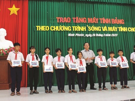 La remise de tablettes aux meilleurs élèves du district de Ninh Phuoc, province de Ninh Thuân (au Centre du Vietnam). Photo : VNA.
