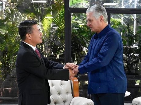 Le premier secrétaire-président cubain Miguel Díaz-Canel Bermúdez et l'ambassadeur vietnamien Lê Thanh Tùng (à gauche). Photo : VNA.