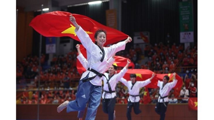 Des Taekwondoistes vietnamiens se réjouissent de remporter une médaille d’or dans le cadre des SEA Games 31, le 16 mai 2022. Photo : VNA.