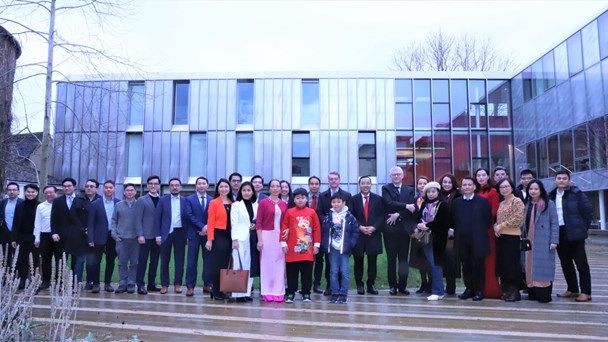 Des participants à la rencontre de la VIS à Oxford. Photo: VNA