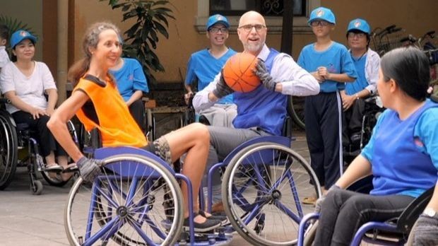L'ambassadeur du Canada au Vietnam, Shawn Steil passe le ballon lors d'un match d'échange spécial entre les représentants des quatre pays du G4 avec des handicapés. Photo: extraire du clip