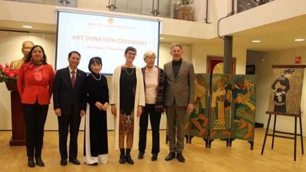 Cérémonie de réception des deux œuvres d'art à l'ambassadeur du Vietnam aux Pays-Bas. Photo : Baoquocte.vn 
