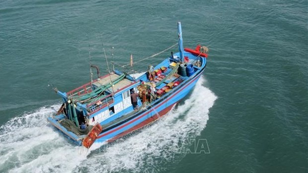 Un bateau de pêche au large de la ville de Khanh Hai, district de Ninh Hai, province de Ninh Thuân. Photo : VNA.