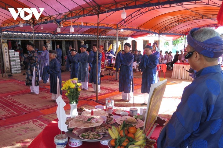 Une cérémonie à la mémoire des soldats de Hoàng Sa dans le district de Ly Son. Photo : VNA. 