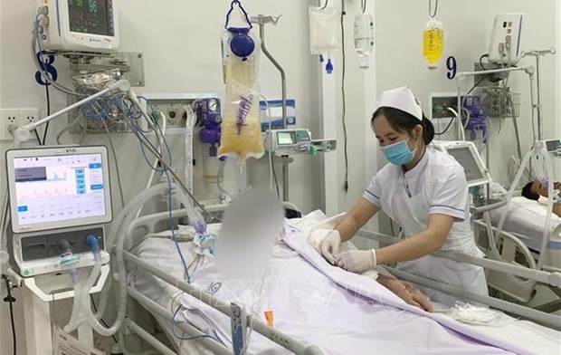 Une travailleuse médicale de l’hôpital Chô Rây s’occupe d’un patient atteint de botulisme. Photo : VNA.