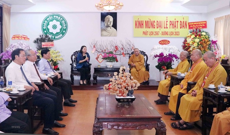 La vice-présidente du Comité central (CC) du Front de la Patrie du Vietnam (FPV) et secrétaire générale du CC du FPV, Nguyên Thi Thu Hà, est allée présenter ses voeux aux dignitaires bouddhistes du bureau 2 de la Sangha bouddhiste du Vietnam (SBV) à Hô Chi Minh-Ville. Photo : VNA. 